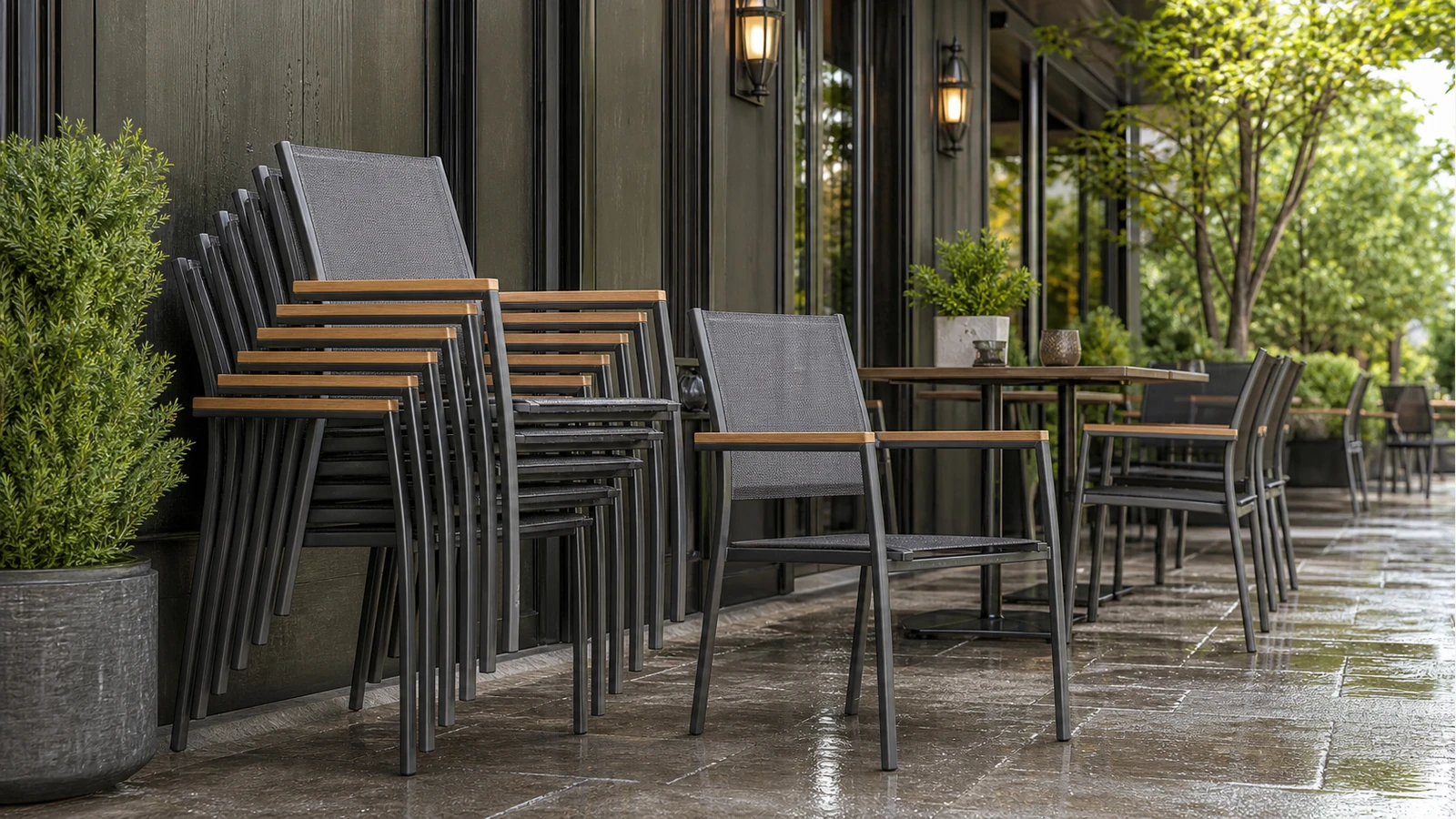 Professionelles redaktionelles Titelbild zum Beitrag: Stapelbare Terrassenstühle: Konstruktionskriterien für wetterfeste Gastronomie-Außenbereiche